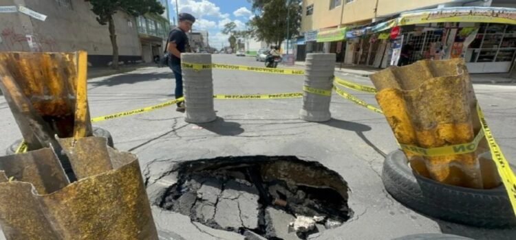 Se abre un socavón frente a la Universidad Tecnológica en Neza