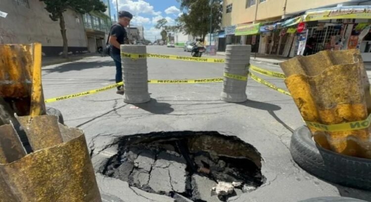 Se abre un socavón frente a la Universidad Tecnológica en Neza