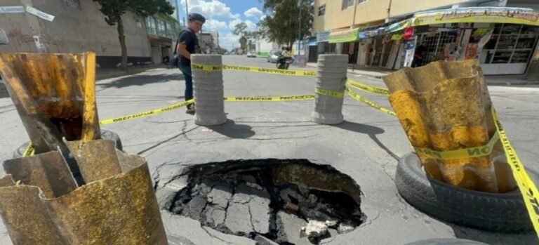 Se abre un socavón frente a la Universidad Tecnológica en Neza