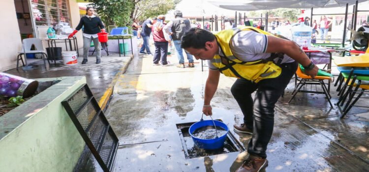 Gobierno del Estado de México avanza en limpieza y desinfección de calles en Neza