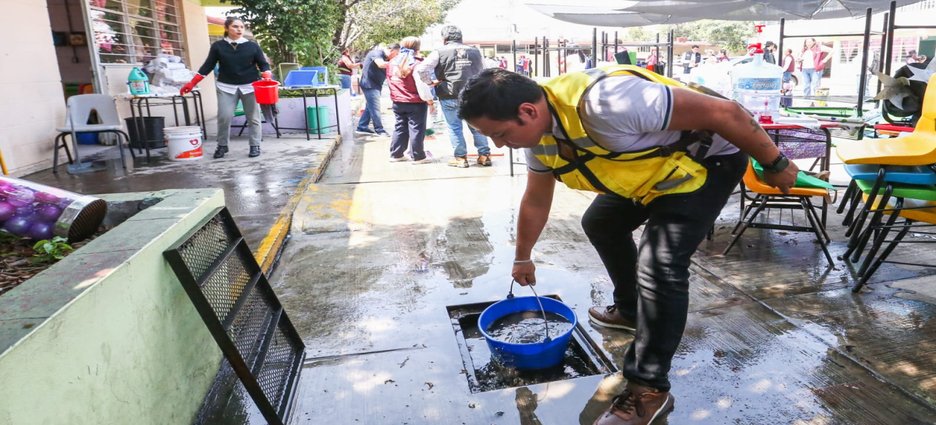 Gobierno del Estado de México avanza en limpieza y desinfección de calles en Neza
