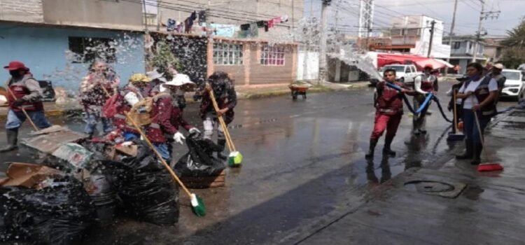 Habilitan puntos de agua purificada tras inundaciones en Neza