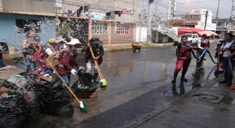 Habilitan puntos de agua purificada tras inundaciones en Neza