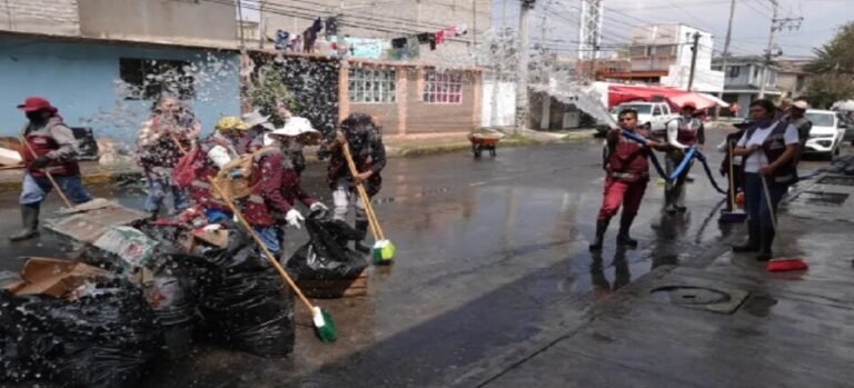 Habilitan puntos de agua purificada tras inundaciones en Neza