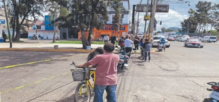 Pobladores exigen que los incluyan en censo por las perdidas de la tormenta en Neza Pobladores exigen que los incluyan en censo por las perdidas de la tormenta en Neza