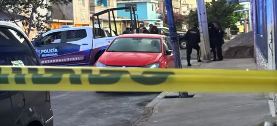 Encuentran 4 cuerpos dentro de camioneta en Neza