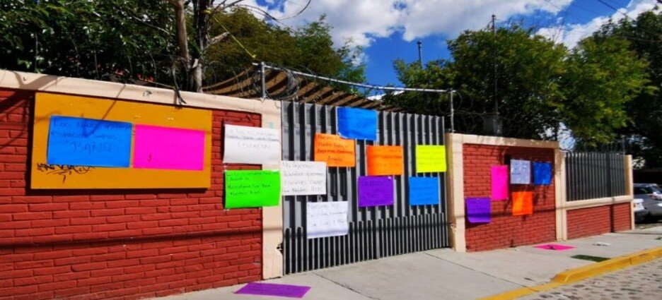 Madre de familia exige reparación de energía eléctrica en primaria de Neza