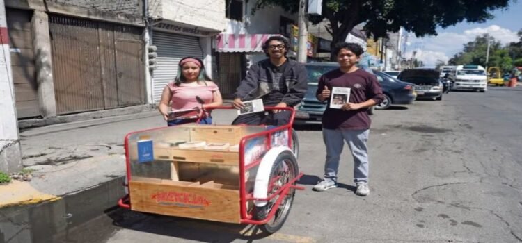 Captan a "el Poesciclo" en Neza, una biblioteca móvil Captan a “el Poesciclo” en Neza, una biblioteca móvil