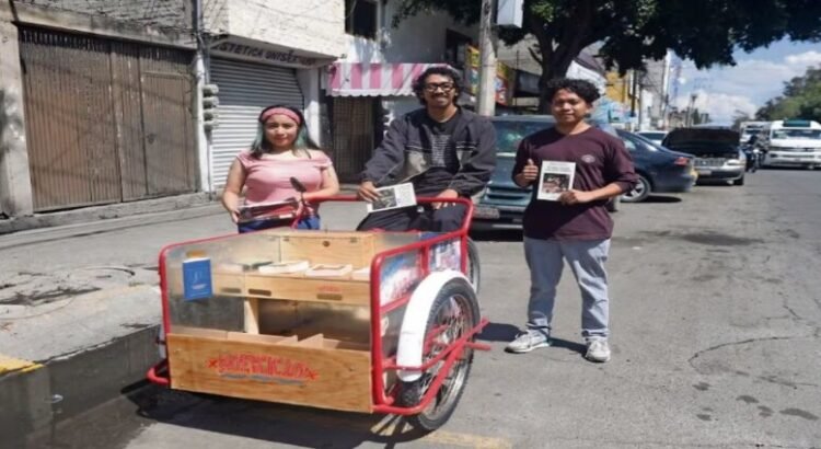 Captan a “el Poesciclo” en Neza, una biblioteca móvil