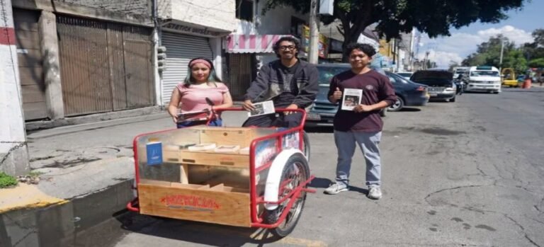 Captan a "el Poesciclo" en Neza, una biblioteca móvil