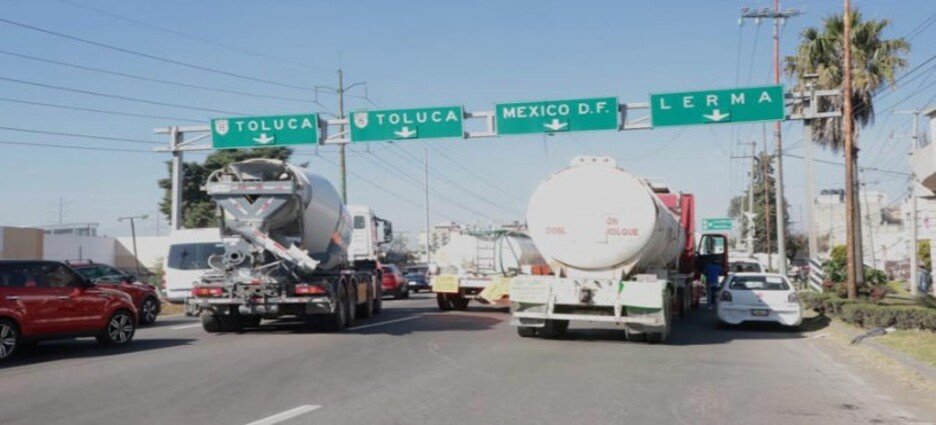 Dueños de purificadoras y piperos realizan bloqueos en Neza