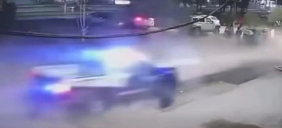 Patrulla cae en zanja durante persecución en Neza