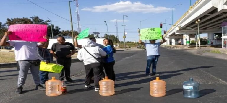 Habitantes de Neza extraen agua de registros ante desabasto