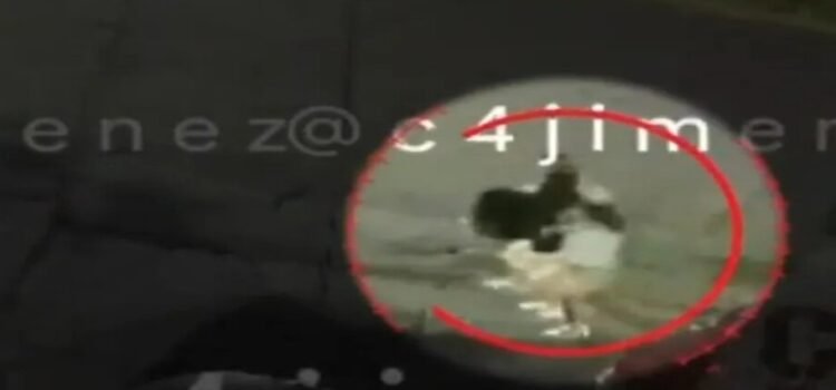 Mujer es golpeada en Neza; agresora la atacó por conversar con ex pareja Mujer es golpeada en Neza; agresora la atacó por conversar con ex pareja