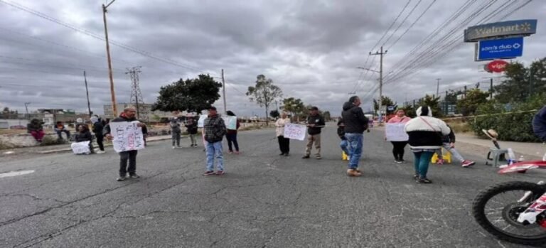 Realizan bloqueos por falta de agua en Nezahualcóyotl