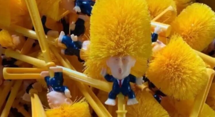 Se disparan las ventas de cepillo para retrete con la figura de Donald Trump