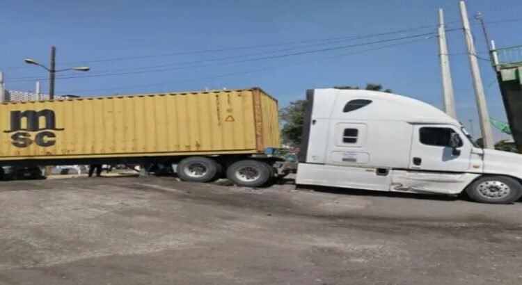 Tráiler queda varado sobre las vías del tren en Nezahualcóyotl