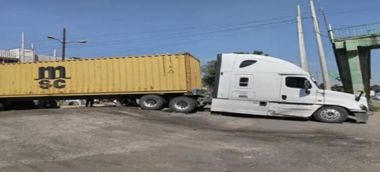 Tráiler queda varado sobre las vías del tren en Nezahualcóyotl