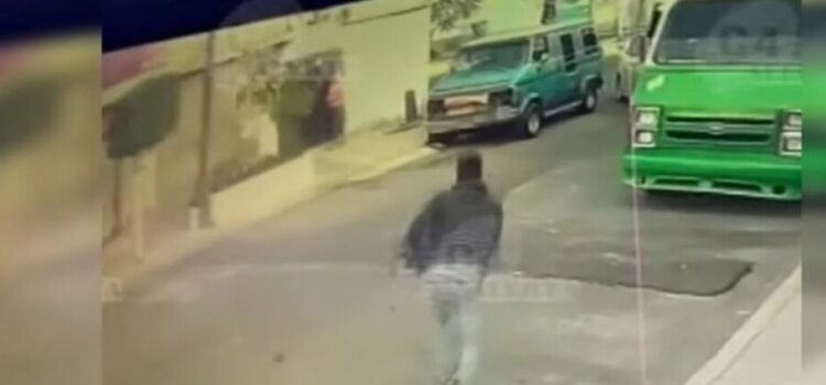 Denuncian a sujeto que alimenta a palomas y luego se las roba en calles de Neza