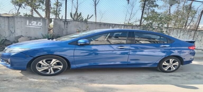 Localizan abandonado en Neza vehículo que arrastró a motociclista en Iztapalapa