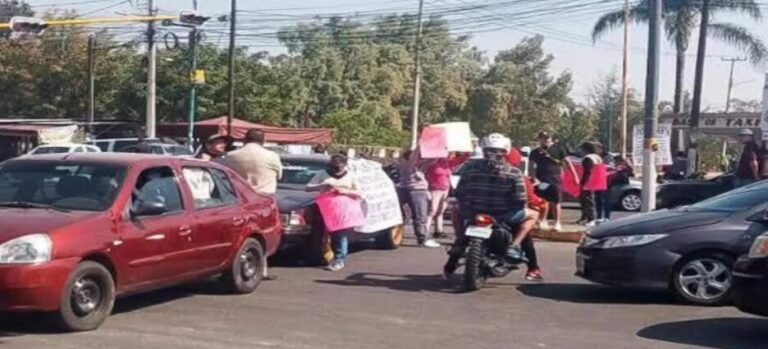 Pacientes de hemodiálisis se manifiestan por desabasto en hospital de Neza