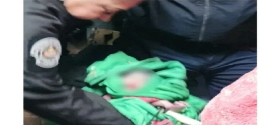 Policía auxilia a mujer que dio a luz a gemelos en Neza