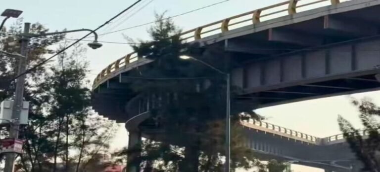Puente de la avenida Chimalhuacán es un riesgo constante para automovilistas y motociclistas