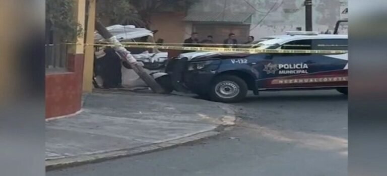 Mototaxista pierde la vida en choque contra patrulla de la policía de Neza