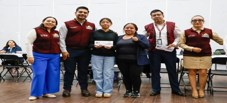 Entregan Becas Benito Juárez a estudiantes en Neza